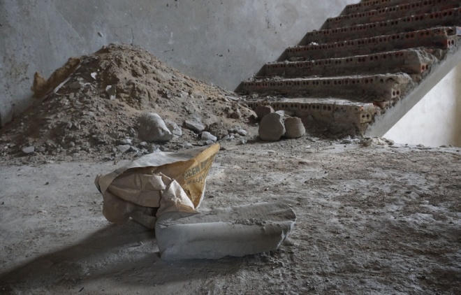 Các cuộc khảo sát cho thấy nhà trọ công nhân thuê có chất lượng thấp, cơ sở vật chất còn tạm bợ, vệ sinh môi trường và điều kiện sinh hoạt lâu dài chưa đảm bảo. Những điều này ảnh hưởng không nhỏ đến sức khỏe người lao động. Trong khi đó, dự án nhà ở công nhân nói trên lại đang "đắp chiếu". Vài bao xi măng nhà thầu chưa dùng đến, giờ vón cục.