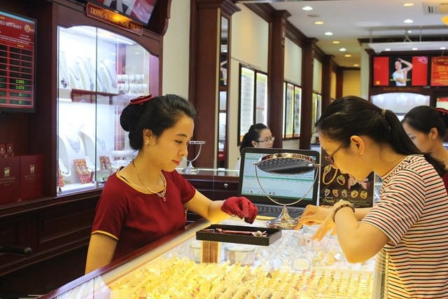 Hôm nay (2/4), giá vàng tiếp tục giảm nhẹ, giảm 10.000 nghìn đồng/lượng (Ảnh Thanh Huyền)