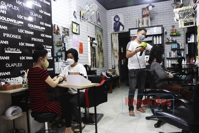Tiệm l&agrave;m t&oacute;c, sửa m&oacute;ng của vợ chồng anh chị Lộc - Thanh.