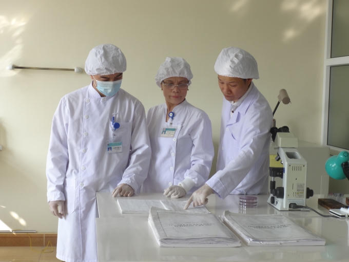 TS Trịnh Thành Trung (ngoài cùng bên phải) trao đổi với các bác sĩ tại phòng xét nghiệm vi sinh, bệnh viện Đa khoa Hà Tĩnh về những ca bệnh nhiễm whitmore. Ảnh: NN