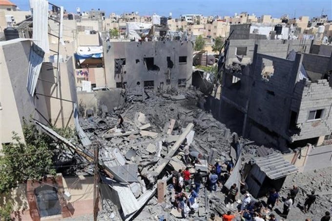 Hiện trường đổ nát sau vụ không kích của Israel xuống thành phố Khan Younis, dải Gaza, ngày 19/5.