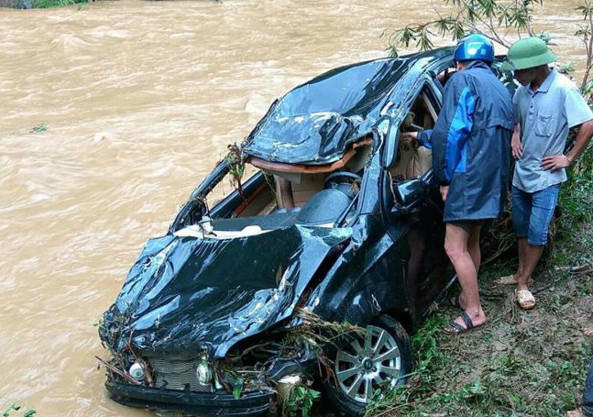 Chiếc xe bị lũ cuốn trôi.