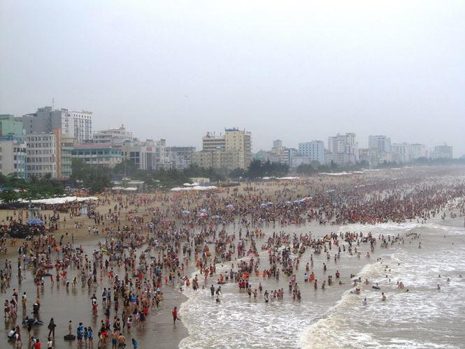 Theo đánh giá của nhiều du khách thì mùa du lịch biển Sầm Sơn năm 2019 có nhiều thay đổi. Đường phố được trang trí đẹp hơn, sạch sẽ hơn; giá cả các mặt hàng được niêm yết công khai; tình trạng bán hàng rong, chèo kéo du khách không còn nữa...