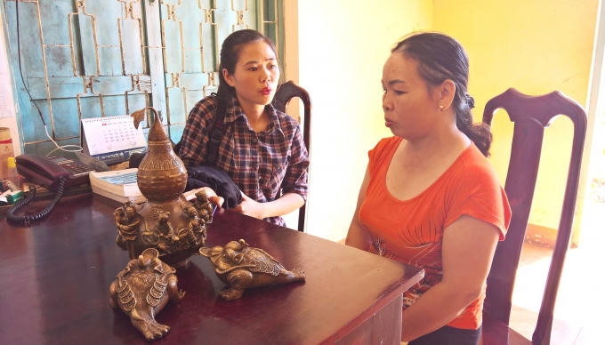 Bà Thu đang kể lại với phóng viên về việc mình bị các đối tượng lừa bà mua đồ cổ