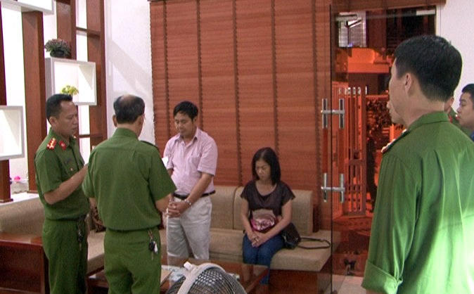 Cơ quan điều tra đọc lệnh bắt khám xét đối với Lương Văn Bình.