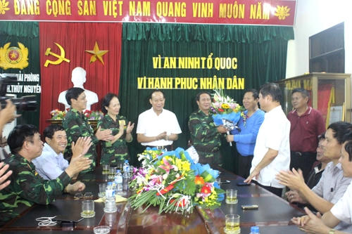 Thứ trưởng Lê Quý Vương (áo trắng đứng giữa) cùng lãnh đạo TP Hải Phòng chúc mừng Ban chuyên án sau khi bắt được nghi phạm vụ thảm án (Ảnh: Người lao động).