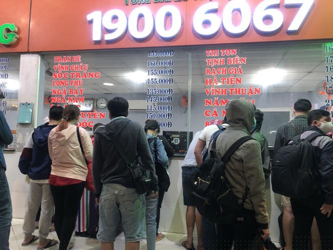 Nghìn nghịt người chen chân mua vé về quê trong đêm cuối năm - ảnh 11