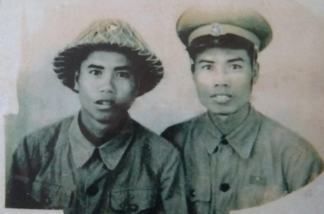 Hai anh em cụ Phướng, cụ Thướng ngày trong quân ngũ. Ảnh: Đ.Tuỳ.