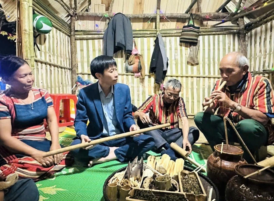 Lãnh đạo xã Sa Loong cùng trải nghiệm không gian văn hóa truyền thông của người Xơ Đăng tại hội hoa Xuân Bính Ngọ 2026. Ảnh: Ngọc Chí