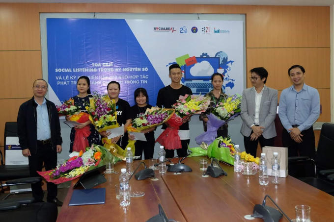 Ông Nguyễn Phan Huy Khôi, Chủ tịch Bảo Ninh Investment và Tiến sĩ Đỗ Văn Hùng, Trưởng Khoa Thông tin – Thư viện chụp ảnh cùng các sinh viên xuất sắc.