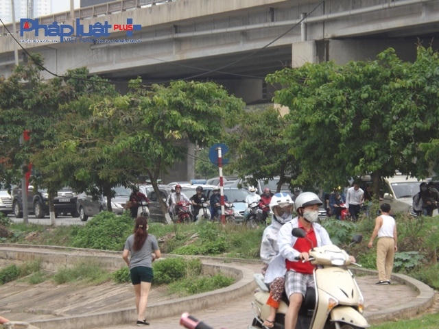 Giao thông Hà Nội kẹt cứng trong ngày nghỉ lễ đầu tiên