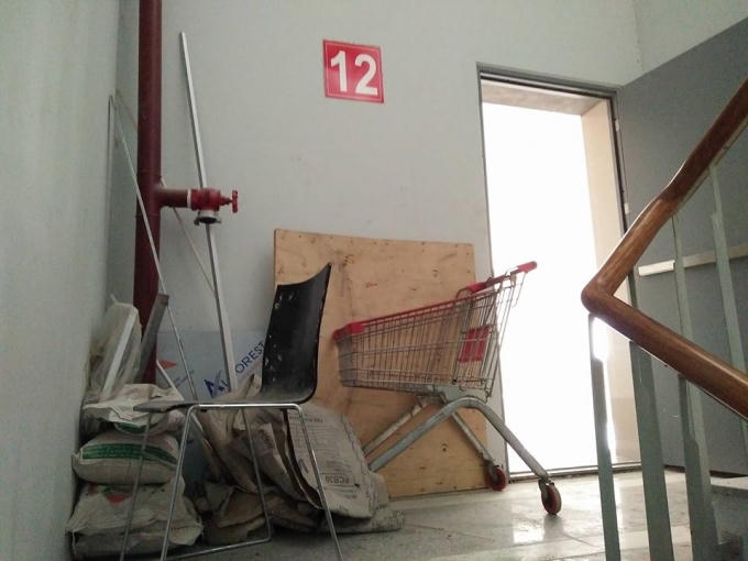 Cửa thoát hiểm ngổn ngang.
