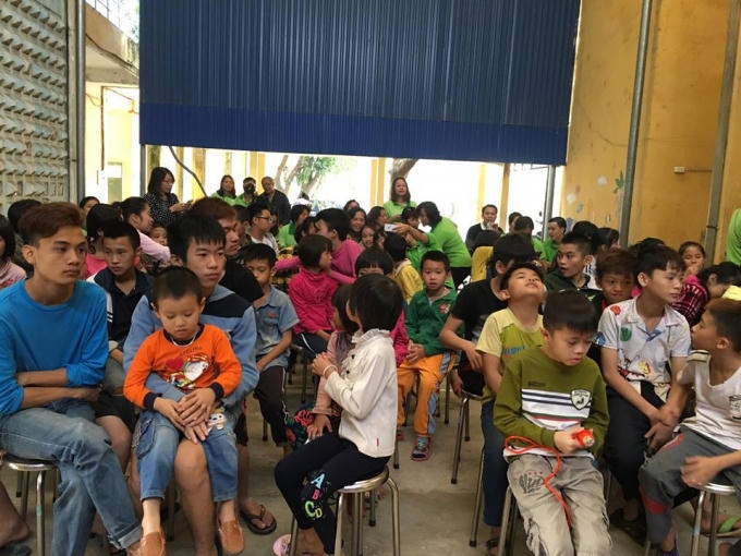 Mang y&ecirc;u thương đến với trẻ em khuyết tật
