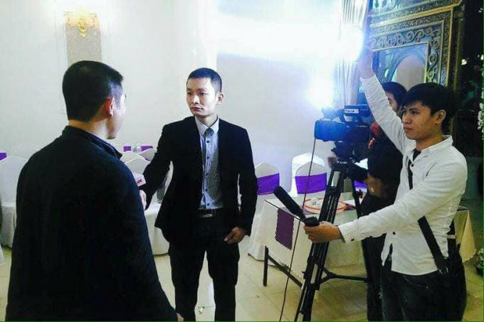PV Pháp luật Plus đang tác nghiệp tại một sự kiện.