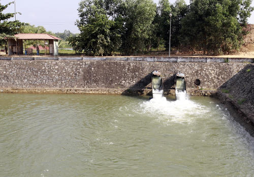 Nhà máy nước Cầu Đỏ phải bơm nước từ trạm phòng mặn An Trạch về để vận hành. Ảnh: Nguyễn Đông.