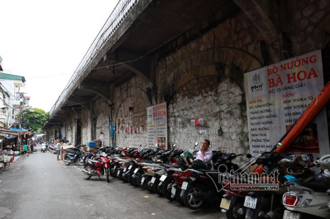 &nbsp;C&aacute;c v&ograve;m cầu n&agrave;y l&agrave; trụ đỡ cho tuyến đường sắt nối nhiều tỉnh ph&iacute;a Bắc với ga Long Bi&ecirc;n.