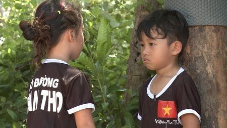 Bỗng chốc Chấu thấy nhớ ba Khoa thật nhiều và bật khóc.