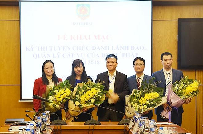 Bộ trưởng Lê Thành Long tặng hoa các ứng viên.