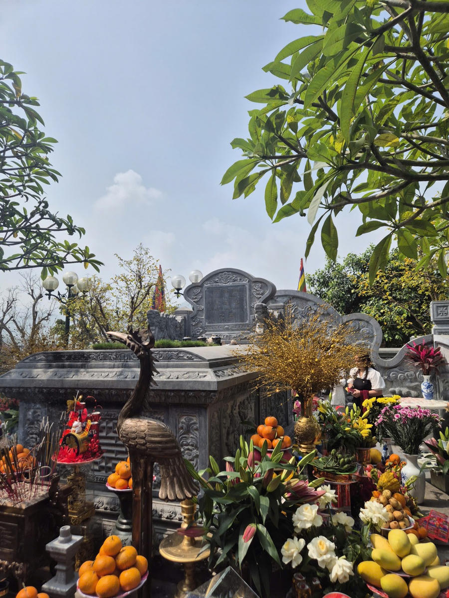 Sau khi dâng lễ ở chính điện rất đông du khách đã lên tận phần mộ của ông Hoàng Bảy để dâng lễ, xin lộc, cầu tài.
					
				
			
			Sau khi dâng lễ ở chính điện rất đông du khách đã lên tận phần mộ của ông Hoàng Bảy để dâng lễ, xin lộc, cầu tài.