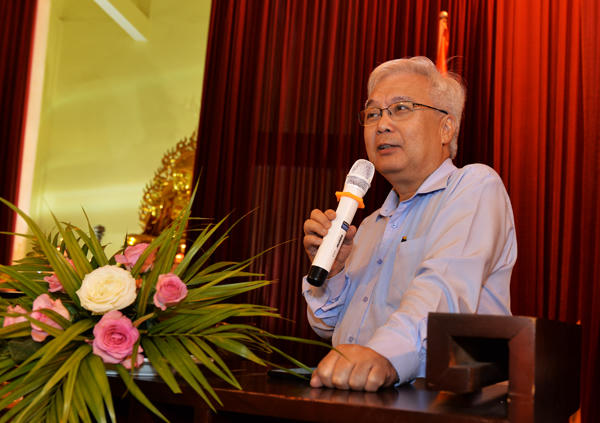 Giáo sư- Tiến sỹ Phan Thanh Bình lên phát biểu tại buổi làm việc.