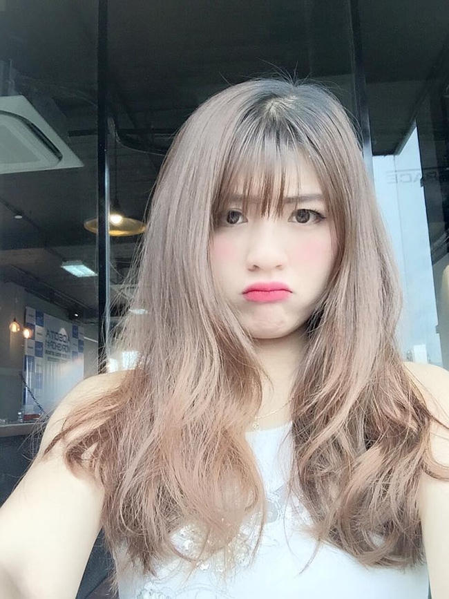 Ngắm c&aacute;c nữ CĐV xinh đẹp h&uacute;t hồn -