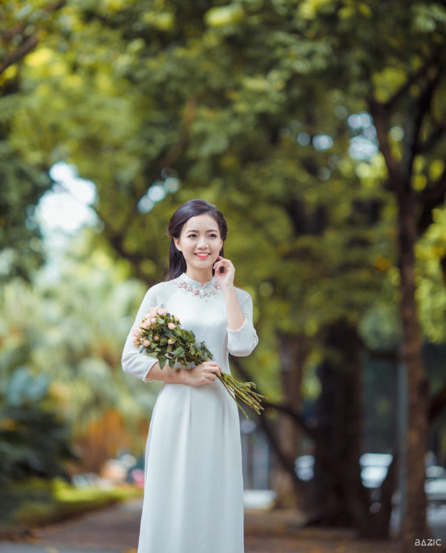 Khi còn học phổ thông, Phan Hồng Anh đã có thành tích học tập nổi bật.