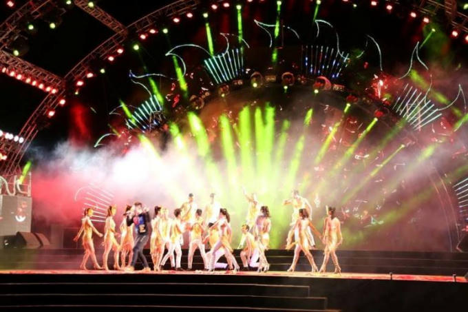 H&agrave;ng vạn du kh&aacute;ch h&agrave;o hứng với đ&ecirc;m nhạc hội &ldquo;Rực rỡ Hạ Long 2017&rdquo;