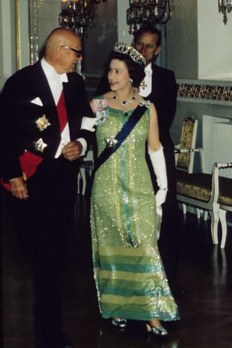 Trong chuyến công du đến Phần Lan vào năm 1975, Nữ hoàng lựa chọn chiếc đầm sequin ánh xanh ngọc lấp lánh toát lên vẻ trang nhã, quý tộc.