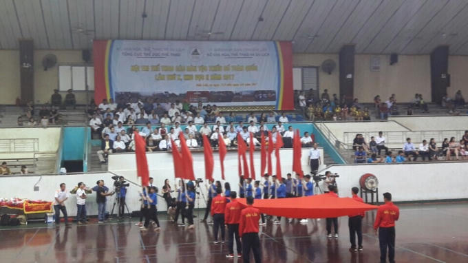 Hồng kỳ đang được Thanh niên tỉnh Đắk Lắk rước qua lễ đài