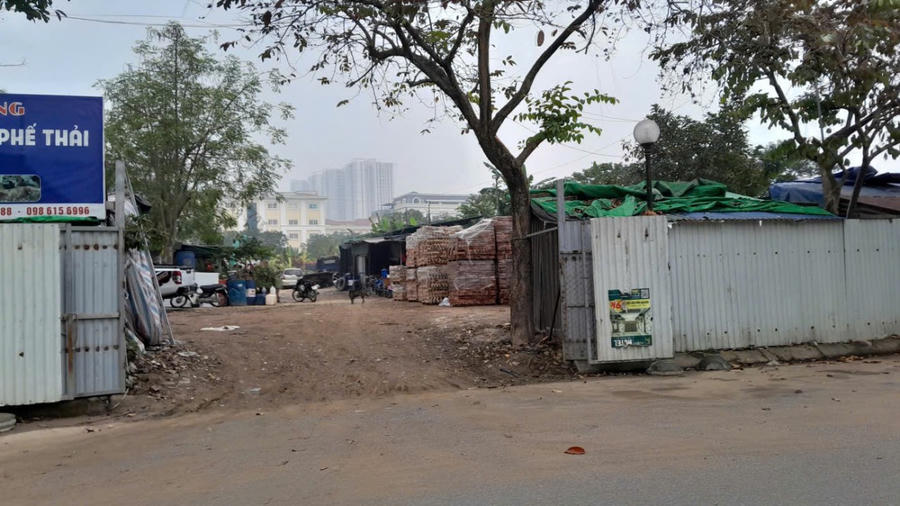 Tuy nhiên, theo tìm hiểu, trước khi Quyết định 1424/QĐ-UBND được ký vài tháng, Licogi 16 đã rút khỏi liên danh chủ đầu tư. Cụ thể, tháng 8/2015, Hội đồng Quản trị Licogi 16 thông qua quyết định về việc không tiếp tục hợp tác đầu tư dự án Trũng Kênh tại Hà Nội.

			Trong ảnh: Hiện nay, một phần đất tại dự án này được một số người dân dùng để kinh doạnh vật liệu xây dựng, bãi xe, bãi để rác thải.