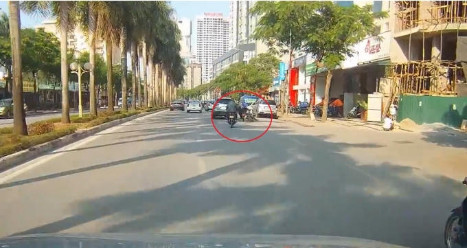 Sau khi tạt đầu khiến xe máy ngã nhào ra đường đã tiếp tục nhấn ga bỏ chạy.