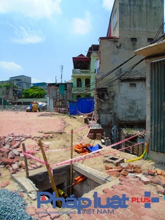 Nhiều đoạn đang được tiếp tục thi công với ngổn ngang vật liệu tiền ẩn rất nhiều nguy cơ mất an toàn.