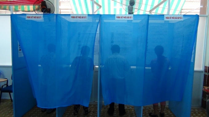 Cử tri viết phiếu bầu lựa chọn đại biểu của chính mình.