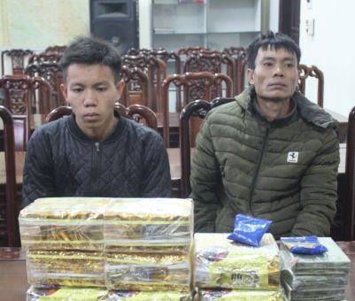Hai cha con Quang Văn Ai và Quang Văn Toàn cùng tang vật tại cơ quan công an.