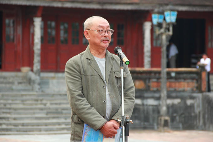 Họa sĩ Đặng Mậu Triết phát biểu tại buổi triển lãm tranh.