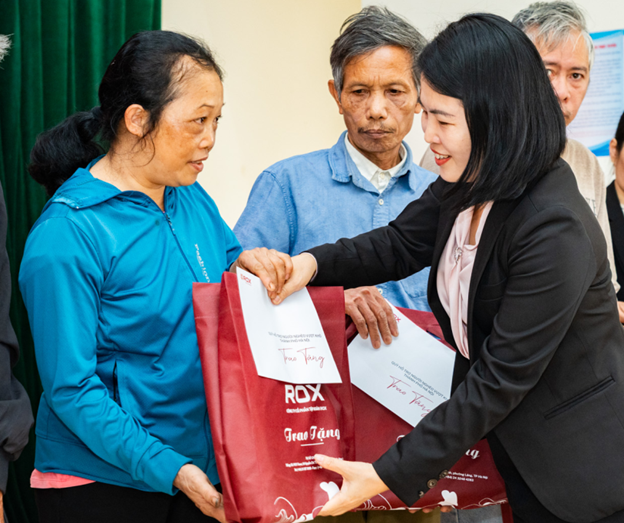 Mỗi chuyến đi, mỗi điểm dừng chân đều để lại những câu chuyện nhỏ, những cái nắm tay ấm áp, những nụ cười hiền hậu, giản dị nhưng đủ để sưởi ấm lòng người.