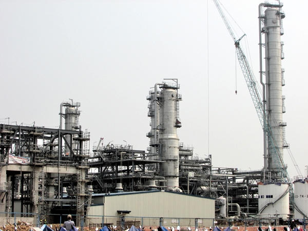 Khu liên hiệp lọc hóa dầu Nghi Sơn-dự án quan trọng bậc nhất của KKT Nghi Sơn với công suất 10 triệu tấn dầu thô mỗi năm. (Ảnh: A. Thắng)