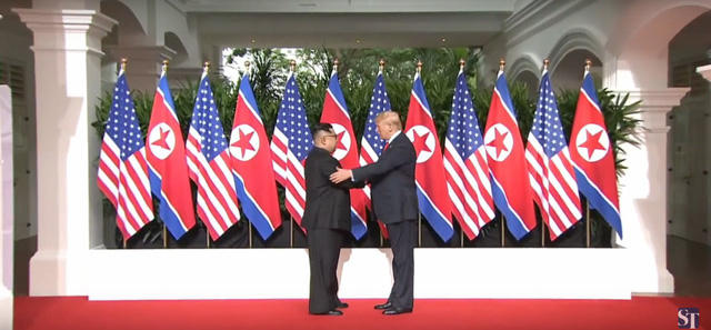 Tổng thống Trump và nhà lãnh đạo Kim Jong-un bắt tay nhau (Ảnh: ST)