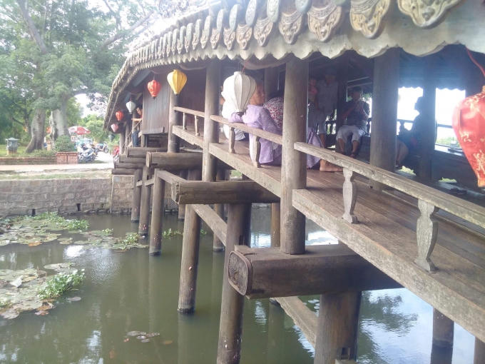 Cầu ngói Thanh Toàn là chiếc cầu vồng bằng gỗ bắc qua một con mương làng Thanh Thủy Chánh.