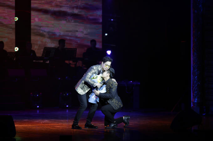 DUY CUONG OM CHA NUOI NGOC SON2