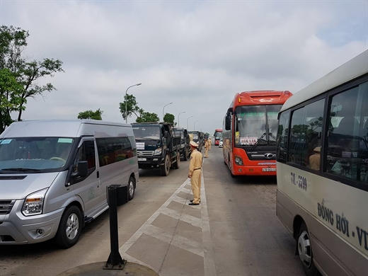 Mới đây nhất, kể từ ngày 16/4, người dân 2 huyện Cẩm Xuyên và Kỳ Anh cũng tụ tập hàng trăm xe phản đối trạm thu phí Cầu Rác.