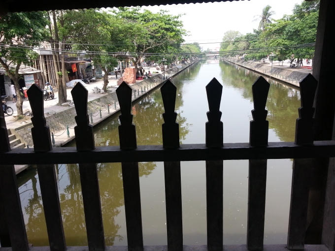 Từ trên cầu có thể ngắm 2 bên bờ sông.