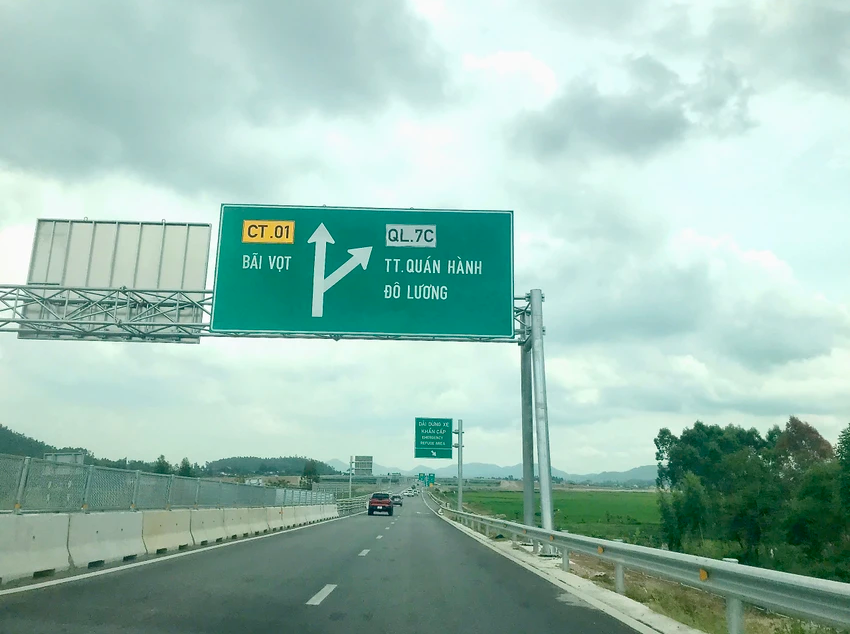 Dự án đường bộ cao tốc Bắc - Nam hoàn thành đã lâu nhưng chưa thu phí do phải đầu tư nhiều hạng mục đi kèm. Ảnh: V.LONG