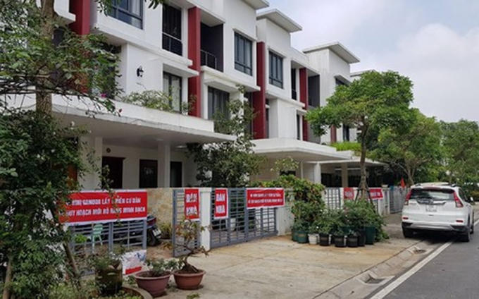 Người dân Khu đô thị Gamuda Gardens treo băng rôn phản đối việc chủ đầu tư thay đổi quy hoạch. Ảnh: VOV.