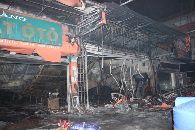 Do ngọn lửa bùng phát quá nhanh đã thiêu rụi toàn bộ hệ thống dãy cửa hàng nội thất.