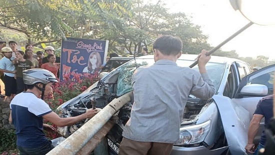 Chiếc xe lao vào dải phân cách làm nhiều người bị thương và 1 cháu nhỏ tử vong. Ảnh Hà Kim.
