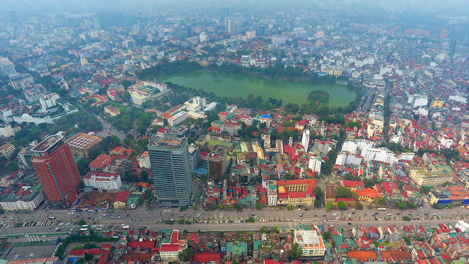 Hồ Gươm ở trung tâm thủ đô Hà Nội, là hồ duy nhất của quận Hoàn Kiếm. Hồ rộng 12 ha, thuộc diện di tích quốc gia đặc biệt nên được thành phố quản lý chặt chẽ, không có hiện tượng lấn chiếm, xâm hại.
