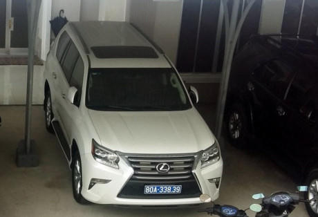 Một trong hai chiếc Lexus giá trị hơn 3 tỉ được Cty Công Lý tặng tỉnh Cà Mau.