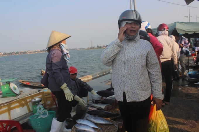Chị Hồng hớn hở gọi điện các thương lái đến mua hàng. Ảnh: Văn Ba