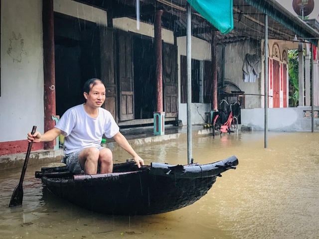 Người dân huyện Thạch Hà và Cẩm Xuyên, Hà Tĩnh đang sống trong biển nước